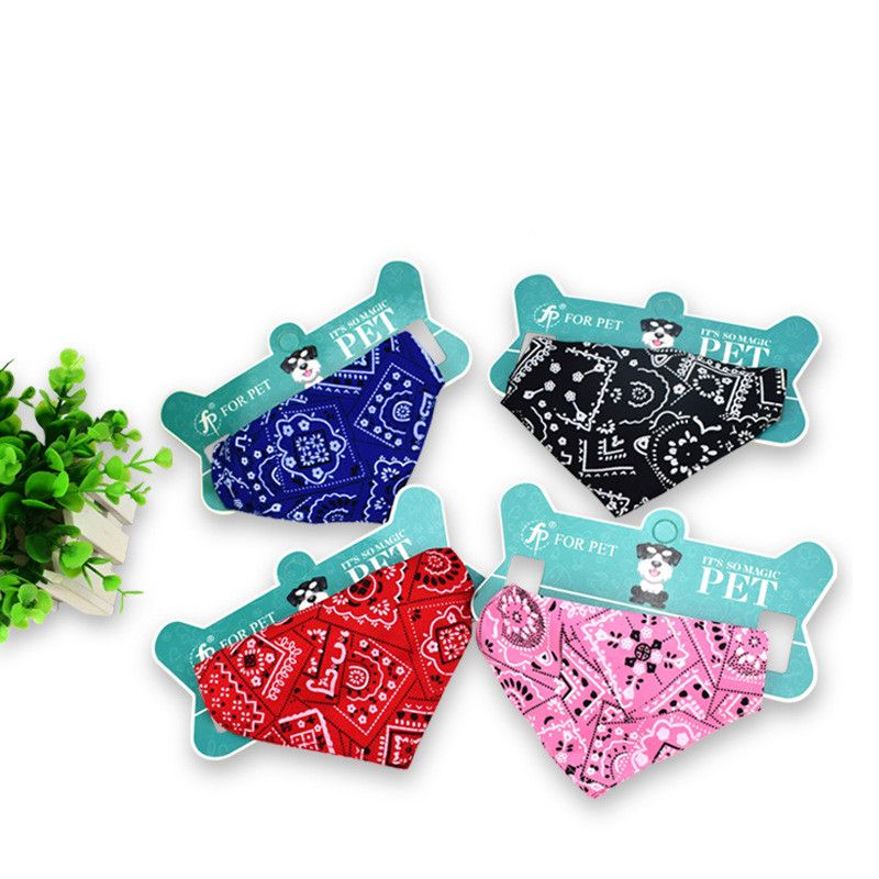 Sort fleksibelt halsbånd med mønstret bandana