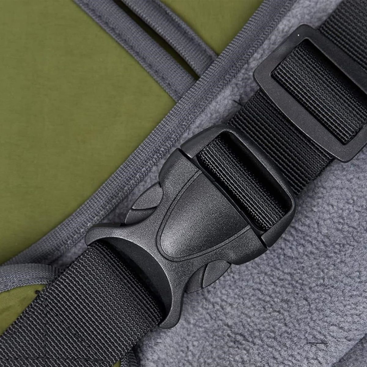 Mørkegrønt vannavvisende hundedekken med fleece