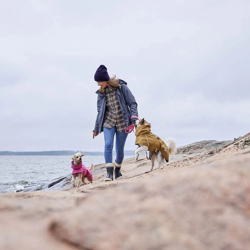 Hurtta Monsoon II ECO hundedekken - Ruby Rosa